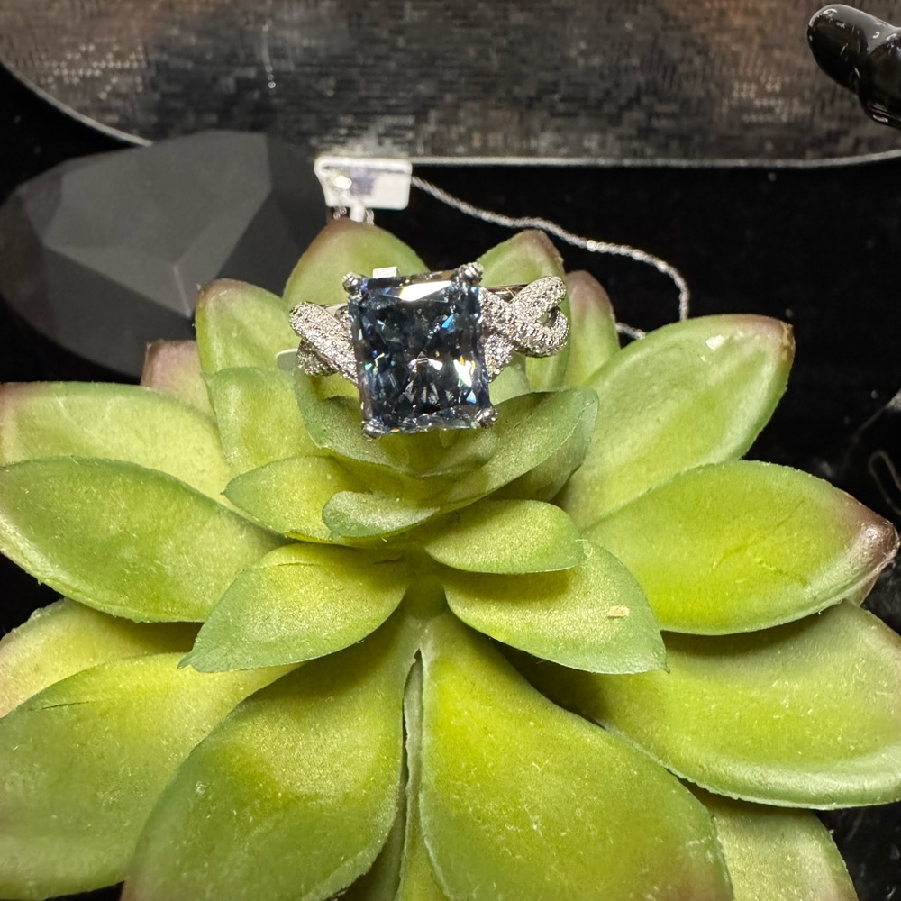 5CT Sky Grey Cushion Elegant Silver Ring